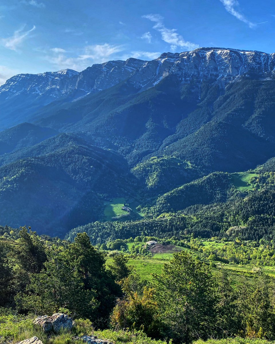 Dilluns arriben tempestes fortes ⛈️ a la tarda, especialment al Pirineu occidental! ⚠️ Precaució! Vent fort 💨 a cotes altes del SW.
Dimarts més estable i fresc ❄️... Vent fort 💨 del NW a cotes altes!

🎧 Tots els detalls al complet i àudio 👉 meteopirineuscatalans.com/previsio/