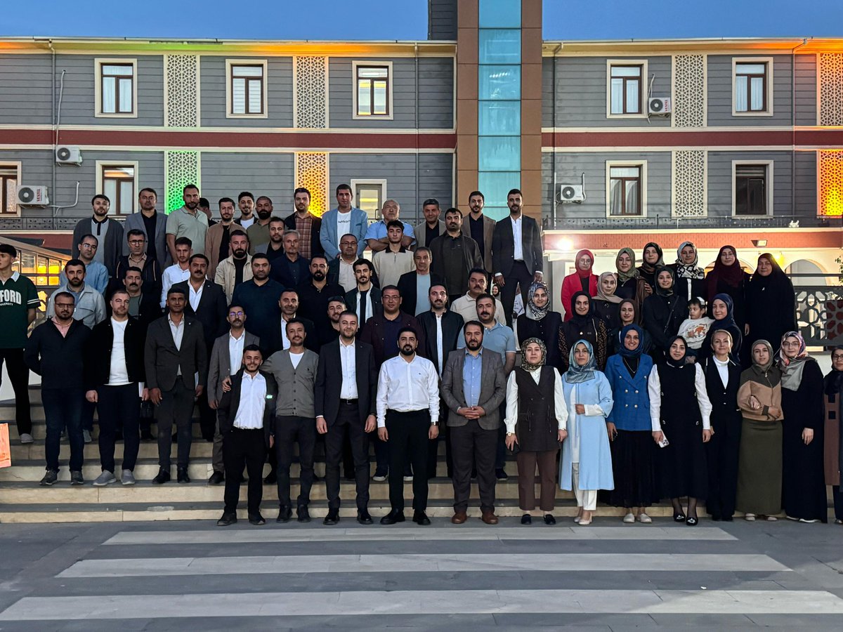 İl yönetim kurulumuz ve ilçe başkanlarımızla, 26 Mayıs’taki genel kurulumuz öncesi görev teslimi öncesi veda yemeğinde bir araya geldik.
Her biriyle birlikte yürüdüğümüz bu yol; emek, fedakârlık ve kardeşlikle doluydu.
Kendilerine gönülden teşekkür ediyorum.