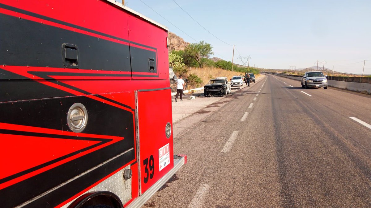 brulopradio's tweet image. incendio de vehículo. Se trata de un vehículo #Mazda de color azul comenzó a incendiarse, señalan los reportantes que comenzó en la parte del motor, por lo que bajaron de la unidad de manera inmediata. Al llegar los elementos de la #DMPC sofocaron el fuego, no obstante este ..