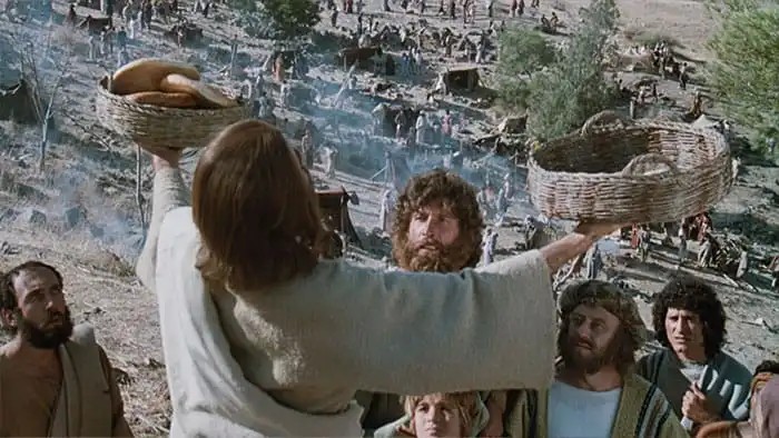Jina lake halikuandikwa, lakini aliandika histori. Hadithi ya mtoto aliyempa Yesu Mikate na Samaki na mzizi wa familia ya Rothschild.

Katika Injili ya Yohane 6:1–14, tunaambiwa habari ya ajabu sana.

Yesu alikuwa na umati wa watu waliomfuata  watu zaidi ya elfu tano (wanaume
