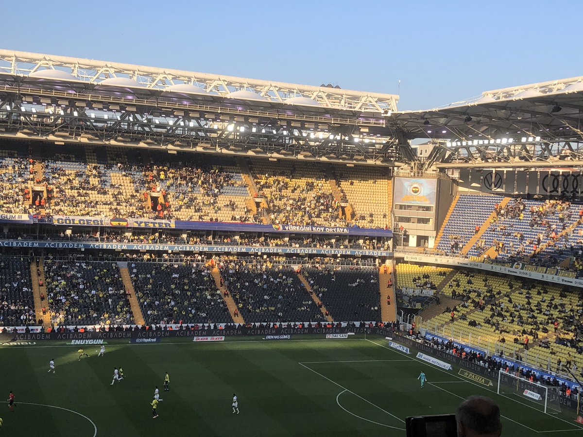 cessiepinkman's tweet photo. Ali Koç şuraya bilet çıkarmadı. 1/4 bile dolu değil, taraftardan korkmayın https://t.co/yuNhFTsHPR