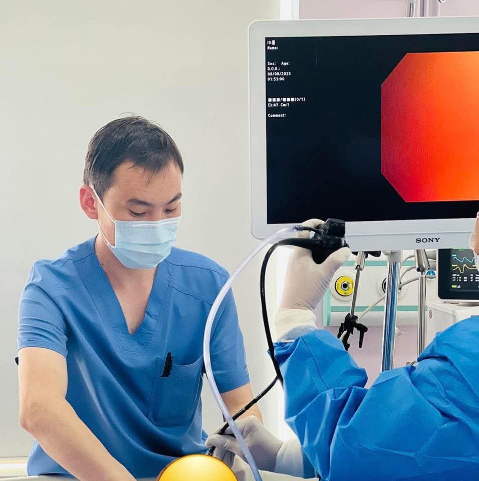 Эрчимт эмчилгээний эмч Т.Бямбасүрэн: 
Ерөнхий сайдын хүүгийн бэлэг 610 эмчийн нэг сарын цалин. Харин нэг эмч огт татвар, даатгал төлөхгүйгээр цалингаа хураана гэвэл 51 жил завсаргүй ажиллаж байж олох мөнгө юм 
Ажлаа тараад Төв аймгаас ирж өдөр бүр нэг цаг жагсаалд оролцоод буцаж