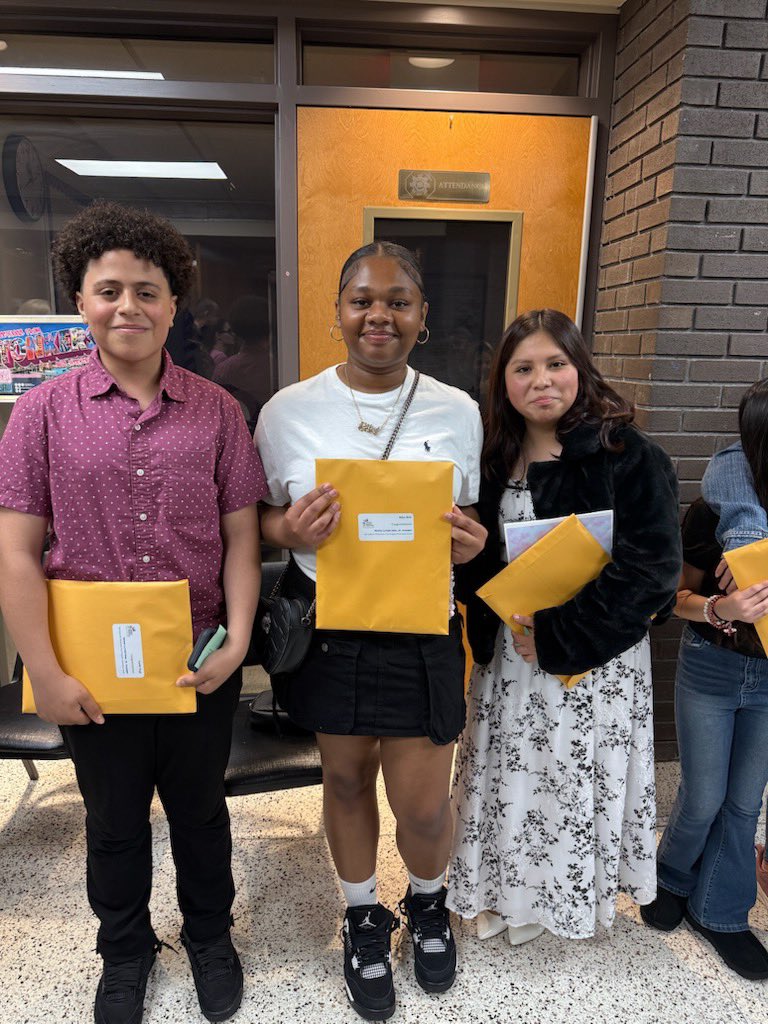 PrincipalNaber1's tweet photo. Congratulations to our MLKA students who received awards from Yonkers Council of PTA/PTSA! 🏆 ⭐️🏅#MLKA #beaking #soproud @YonkersSchools @RcollinsJudon @YonkersCPTA @AnibalSolerJr https://t.co/GCj1Olg2U0