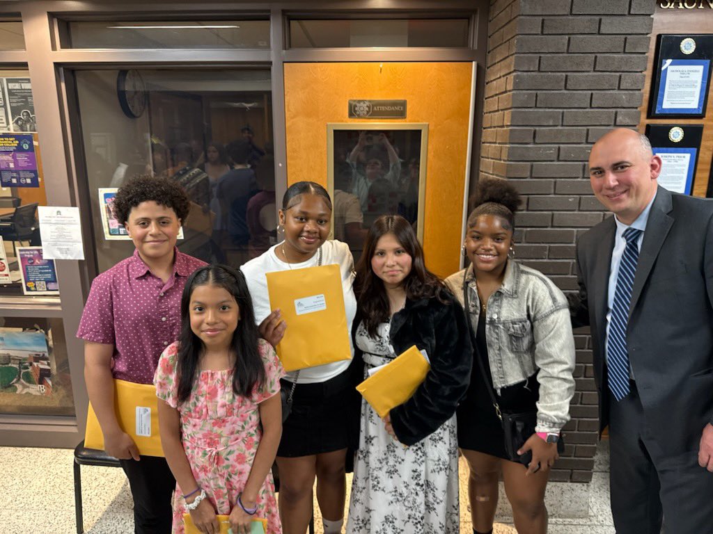 PrincipalNaber1's tweet photo. Congratulations to our MLKA students who received awards from Yonkers Council of PTA/PTSA! 🏆 ⭐️🏅#MLKA #beaking #soproud @YonkersSchools @RcollinsJudon @YonkersCPTA @AnibalSolerJr https://t.co/GCj1Olg2U0
