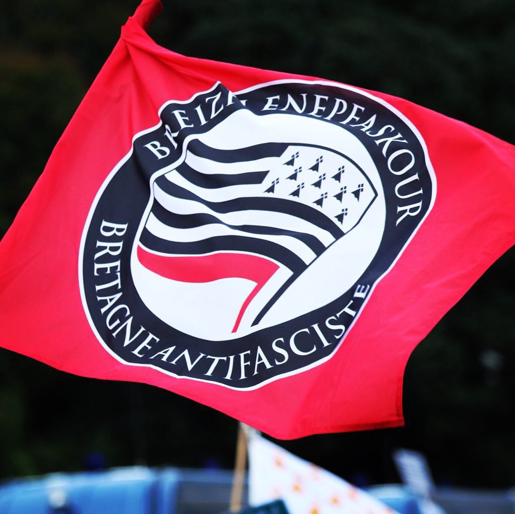 ❗PRÉ-VENTE❗
Suite à un grand nombre de demandes, pré-ventes ouvertes pour refaire des drapeaux BREIZH ENEPFASKOUR / BRETAGNE ANTIFASCISTE !

Dre ma'z eus bet kalz goulennoù e krogomp gant rak-gwerzhioù evit adober bannieloù BREIZH ENEPFASKOUR ! 

disuj.bzh/product/drapea…