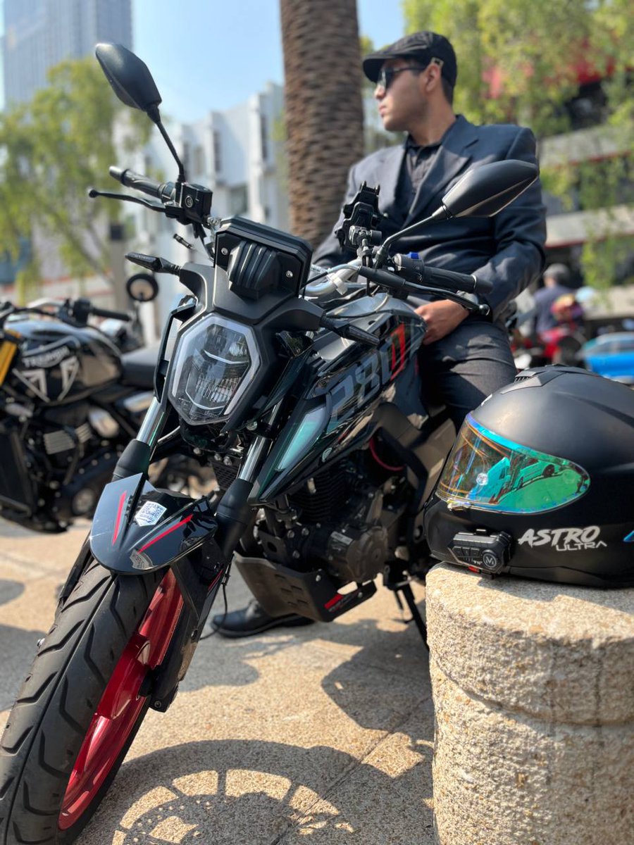 ItalikaOficial's tweet image. ¡@RicardoBSalinas, ya estamos listos en el Monumento a la Revolución para arrancar en esta edición del #DGR! 🏍️💨 

Nos encontramos a muchos pilotos como Alan, que vienen representando al mejor team. ¿A poco no se ve increíble sobre su #280Z? 👌🏼🔥 

Queremos ver también sus
