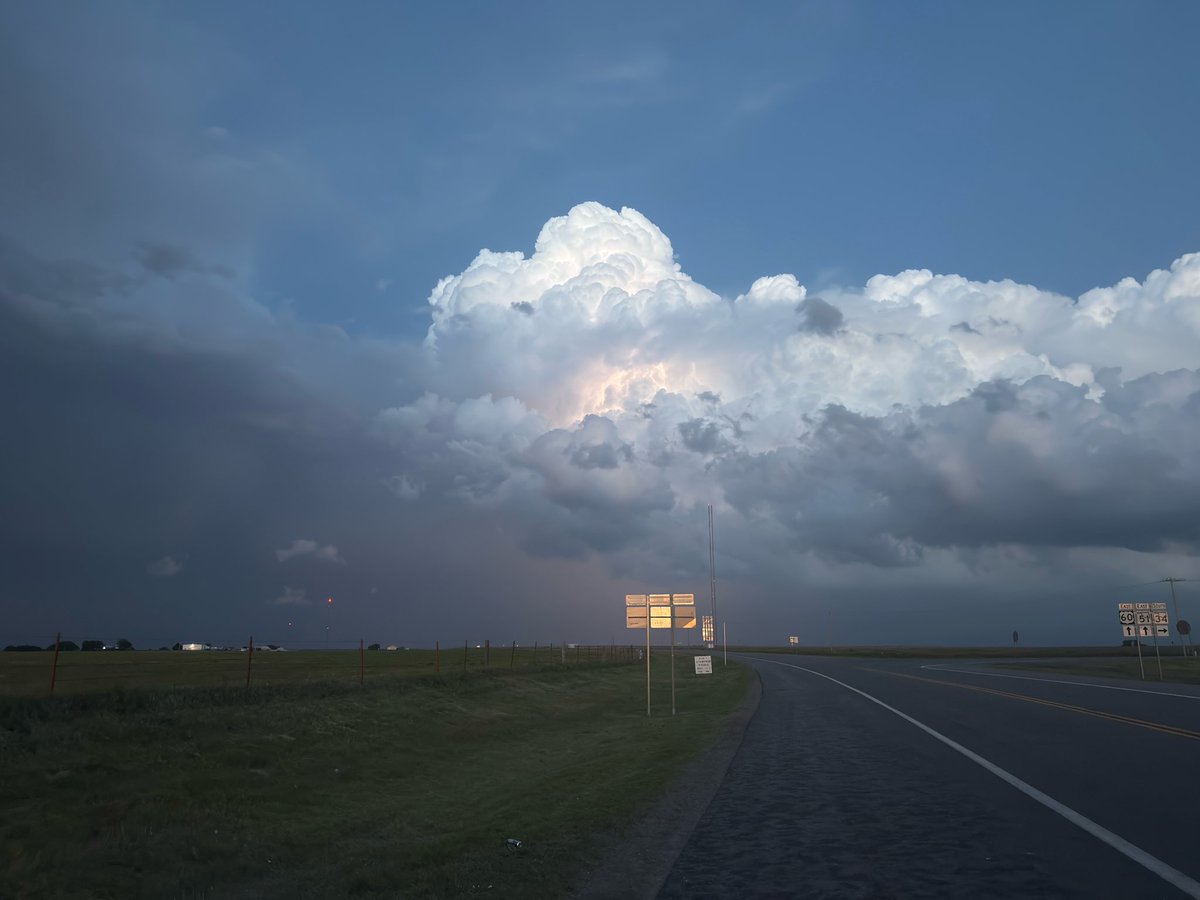 StormChaseTeam's tweet image. CHASE DAY 3: Yesterday, we set up in Elk City, OK near the OK-TX panhandle border 🤠 Although the dry line moved farther west and inhibited thunderstorm development in our area, we still saw a good lightning show and a beautiful sunset 🌅