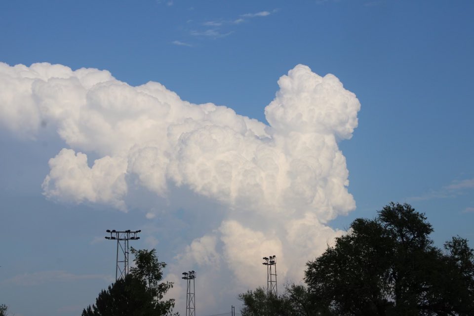 StormChaseTeam's tweet image. CHASE DAY 3: Yesterday, we set up in Elk City, OK near the OK-TX panhandle border 🤠 Although the dry line moved farther west and inhibited thunderstorm development in our area, we still saw a good lightning show and a beautiful sunset 🌅