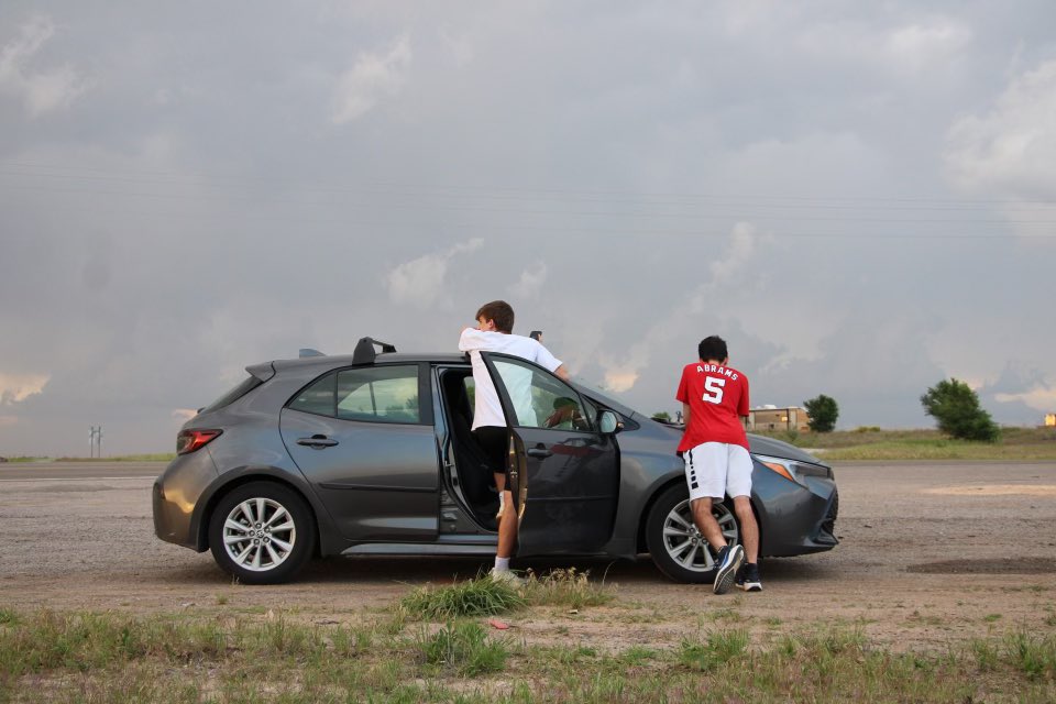 StormChaseTeam's tweet image. CHASE DAY 3: Yesterday, we set up in Elk City, OK near the OK-TX panhandle border 🤠 Although the dry line moved farther west and inhibited thunderstorm development in our area, we still saw a good lightning show and a beautiful sunset 🌅