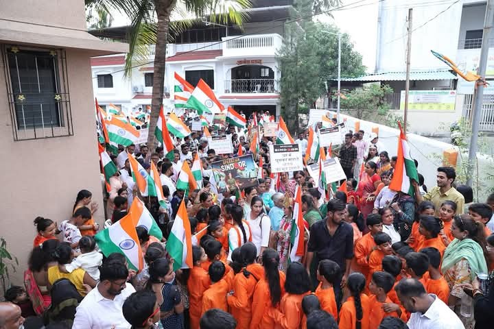 🇮🇳 ऑपरेशन सिंदूर की सफलता का उत्सव – वसई में भव्य तिरंगा यात्रा संपन्न! 🇮🇳

पहलगाम में हुए भीषण आतंकी हमले में शहीद नागरिकों को श्रद्धांजलि और #OperationSindoor में भारतीय सेना द्वारा दिखाए गए शौर्य को नमन करते हुए, वसई पश्चिम में एक ऐतिहासिक तिरंगा यात्रा का आयोजन हुआ।
जनसंपर्क