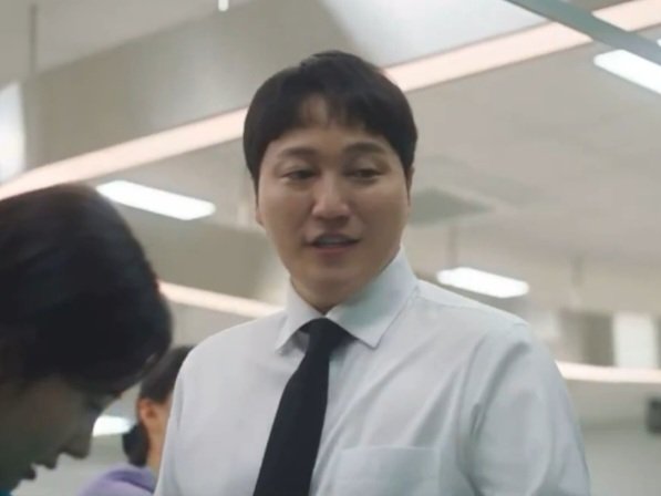 aeswinter's tweet image. GAK SALAH CINTA SAMA NAMKYUNG! BEST CHARACTER DEVELOPMENT IN RESIDENT PLAYBOOK!

seneng banget banget banget the main character in obgyn aka yang seokhyeong ketemu namkyung dan lihat ( PLUS MUJI) skill dia. HE IS PROUD OF HER!!😭❤️

#residentplaybookep12