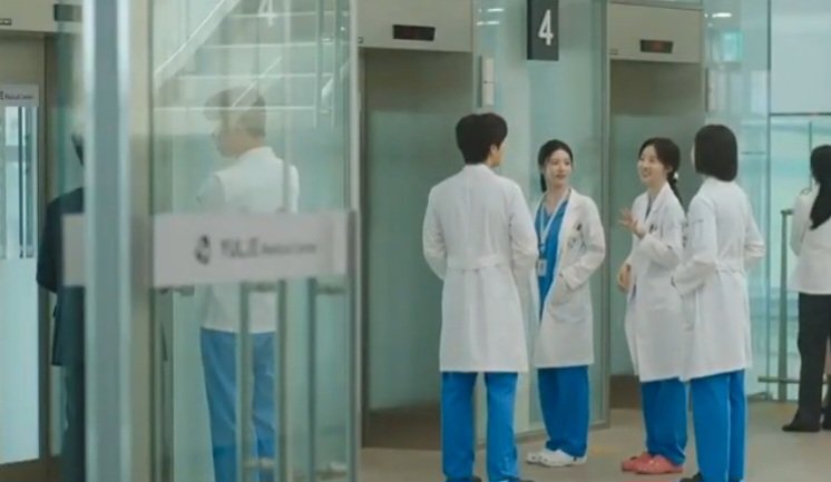 aeswinter's tweet image. GAK SALAH CINTA SAMA NAMKYUNG! BEST CHARACTER DEVELOPMENT IN RESIDENT PLAYBOOK!

seneng banget banget banget the main character in obgyn aka yang seokhyeong ketemu namkyung dan lihat ( PLUS MUJI) skill dia. HE IS PROUD OF HER!!😭❤️

#residentplaybookep12