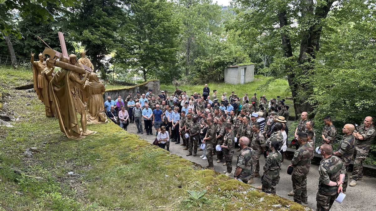 nmaParis's tweet image. Lourdes. Le 16 mai, messe d’ouverture du 65e Pèlerinage Militaire International (17 000 participants)
Ce matin (18 mai), messe de l’initiation chrétienne du Pèlerinage Militaire International.
Plus de 200 pèlerins y recevront notamment le sacrement de baptême.
Deux images :