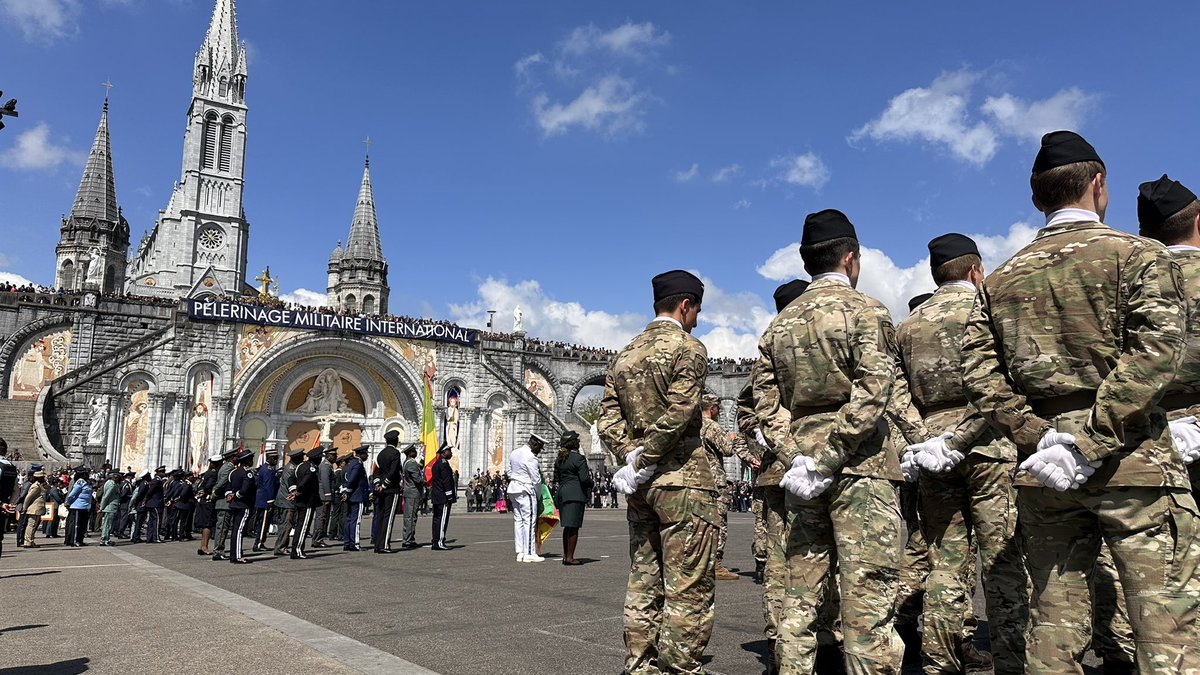nmaParis's tweet image. Lourdes. Le 16 mai, messe d’ouverture du 65e Pèlerinage Militaire International (17 000 participants)
Ce matin (18 mai), messe de l’initiation chrétienne du Pèlerinage Militaire International.
Plus de 200 pèlerins y recevront notamment le sacrement de baptême.
Deux images :