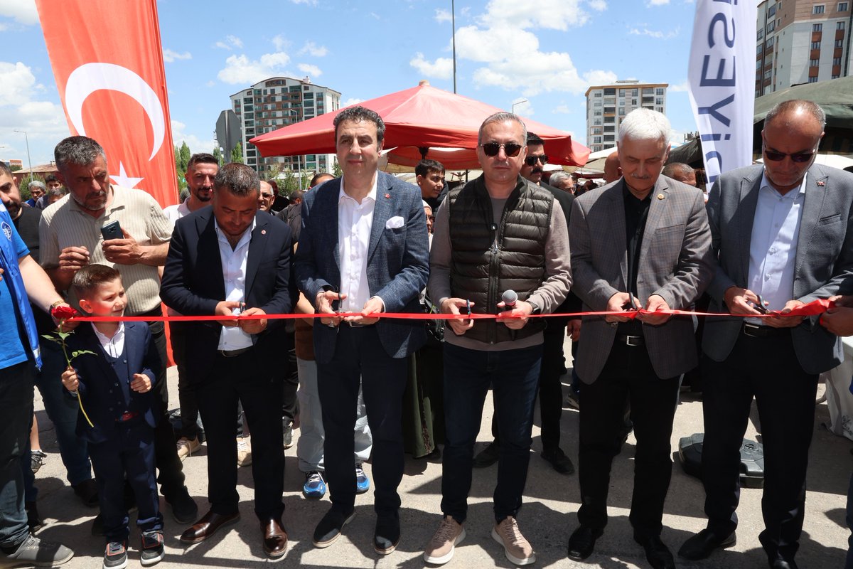 Kardeşler Mahallesi’ne Semt Pazarı Geldi... 🍋🍇🍒🥬

Hemşehrilerimizin talebi doğrultusunda kurulan Kardeşler Mahallesi Semt Pazarı halkımızın hizmetine açıldı.

Açılışa katılan Başkanımız Dr. Adem Uzun, mahalle sakinleri ve pazar esnafıyla bir araya gelerek sohbet etti, yeni