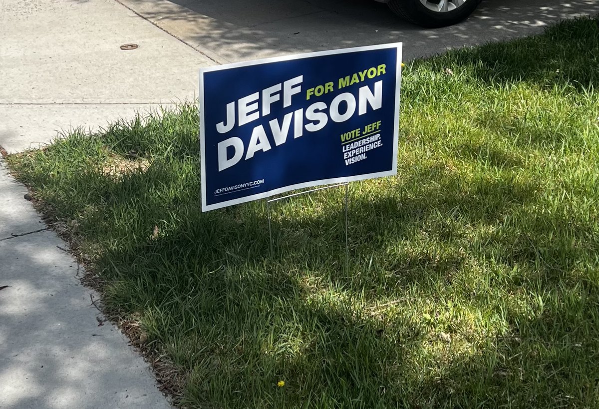 JeffDavisonYYC's tweet image. How’s your May Long Weekend, #yyc? Hats off to our volunteers who travelled around the city yesterday for our lawn sign blitz. The support is incredible and Calgarians are ready for change! Will you join me? Request your #lawnsign today:

jeffdavisonyyc.com/requestasign

#change2025
