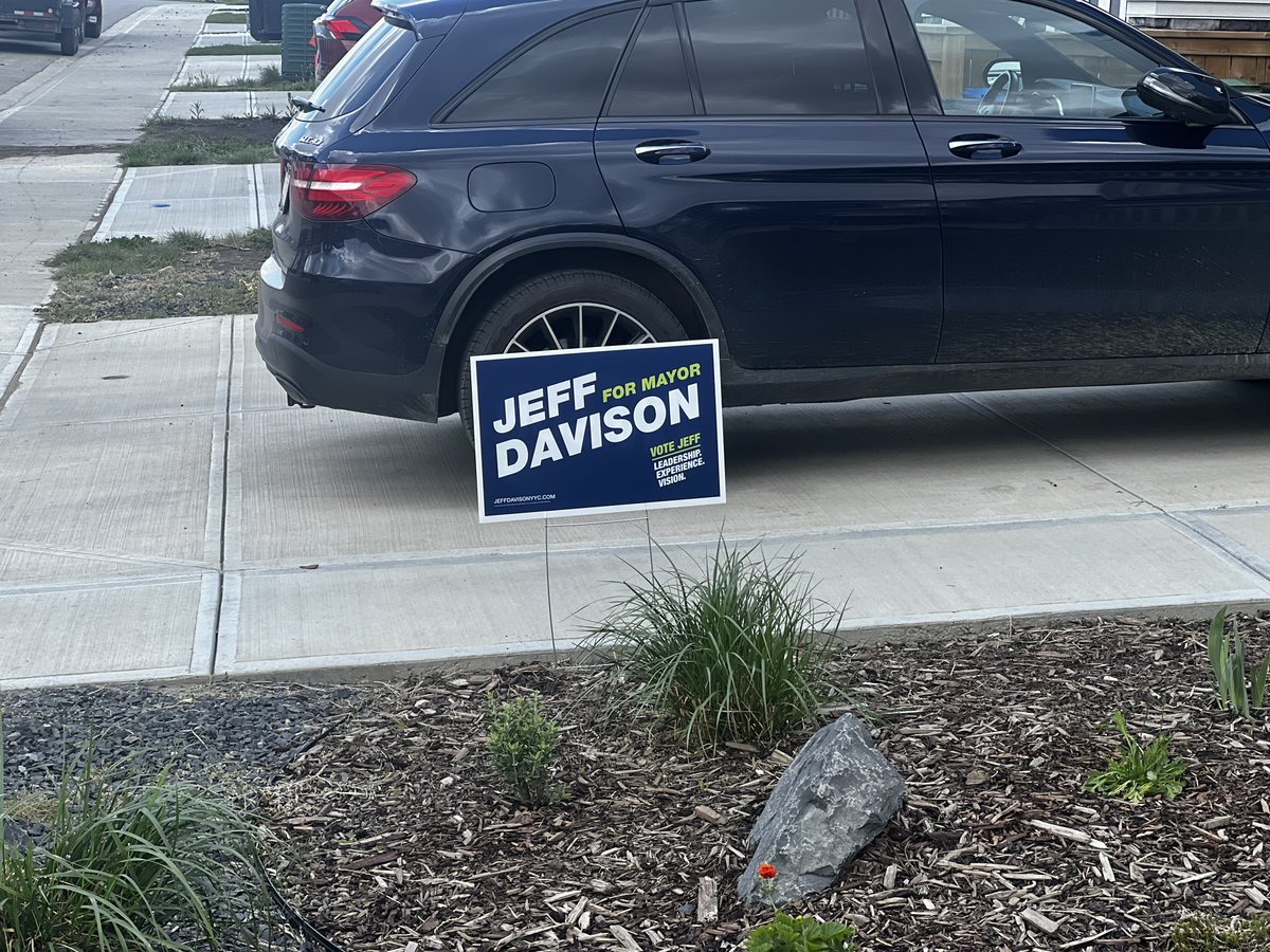 JeffDavisonYYC's tweet image. How’s your May Long Weekend, #yyc? Hats off to our volunteers who travelled around the city yesterday for our lawn sign blitz. The support is incredible and Calgarians are ready for change! Will you join me? Request your #lawnsign today:

jeffdavisonyyc.com/requestasign

#change2025