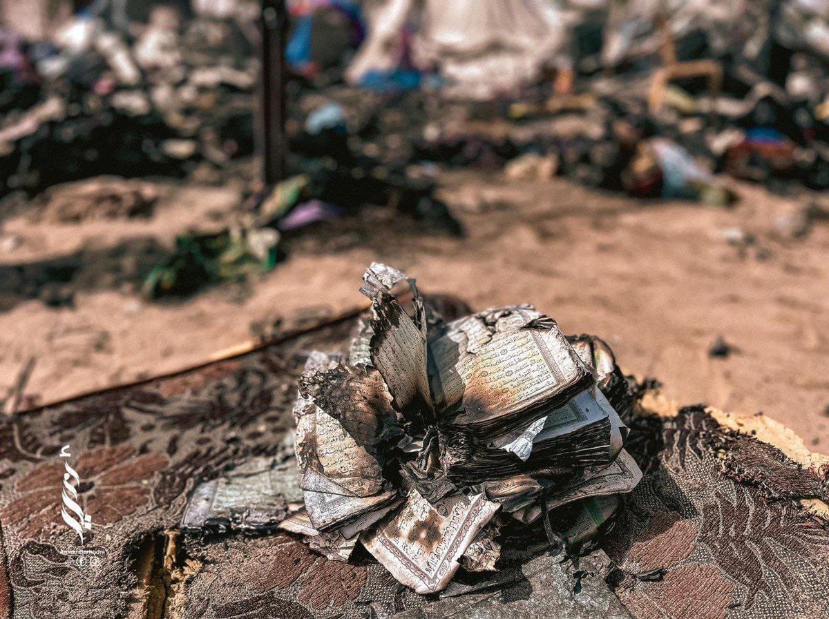 FOTO: Beginilah kondisi tragis di kamp pengungsi Al-Mawasi di Gaza selatan setelah malam berdarah ketika setidaknya 40 warga sipil Palestina, termasuk anak-anak dan perempuan, dibom dan dibantai saat mereka tidur oleh tentara penjajah "Israel".

<a href="/QudsNen/">Quds News Network</a>
<a href="/sahabatalaqsha/">Documenting #GazaGenocide</a>