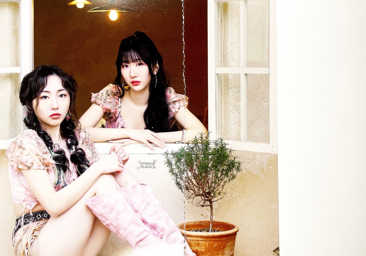 imondscans's tweet photo. Scans from the album I:MOND - 'UNDER MY' PINK ver. 

#아이몬드 #I_mond #imond 
#UNDERMY #UNDER_MY   
#영원
#Youngwon
#아현
#A_hyeon #Ahyeon https://t.co/CucPPZBQGl
