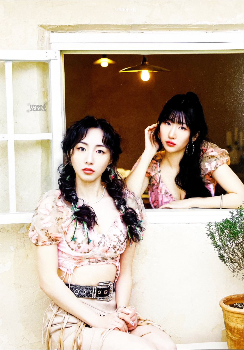 imondscans's tweet photo. Scans from the album I:MOND - 'UNDER MY' PINK ver. 

#아이몬드 #I_mond #imond 
#UNDERMY #UNDER_MY   
#영원
#Youngwon
#아현
#A_hyeon #Ahyeon https://t.co/CucPPZBQGl