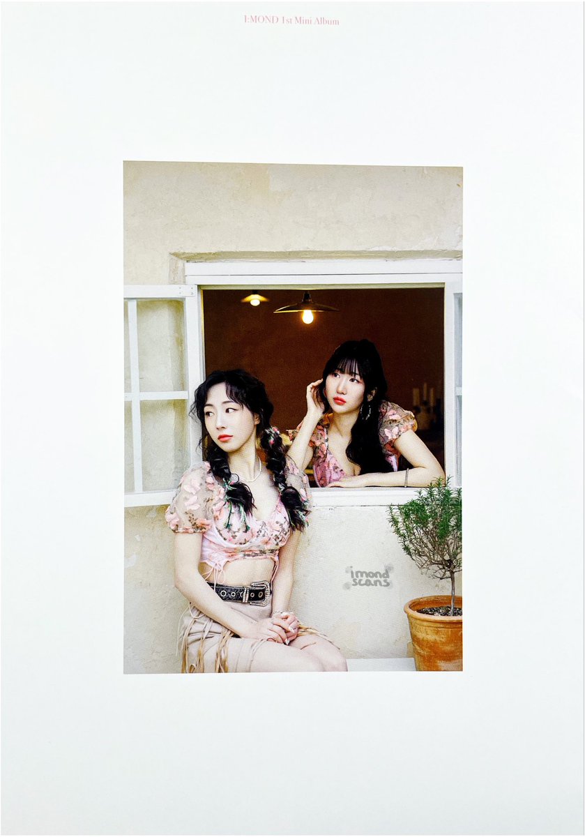 imondscans's tweet photo. Scans from the album I:MOND - 'UNDER MY' PINK ver. 

#아이몬드 #I_mond #imond 
#UNDERMY #UNDER_MY   
#영원
#Youngwon
#아현
#A_hyeon #Ahyeon https://t.co/CucPPZBQGl
