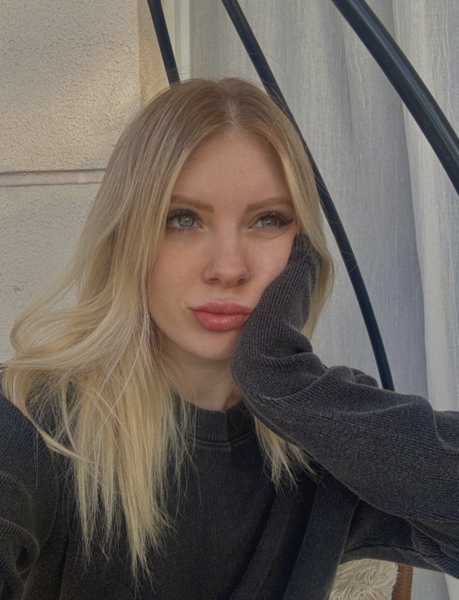 BrittanyGleams's tweet image. That look when the clock strikes noon and my thoughts turn from work to play... join me? 👀 #NoonTransition #WorkToPlay #MidadySwitch