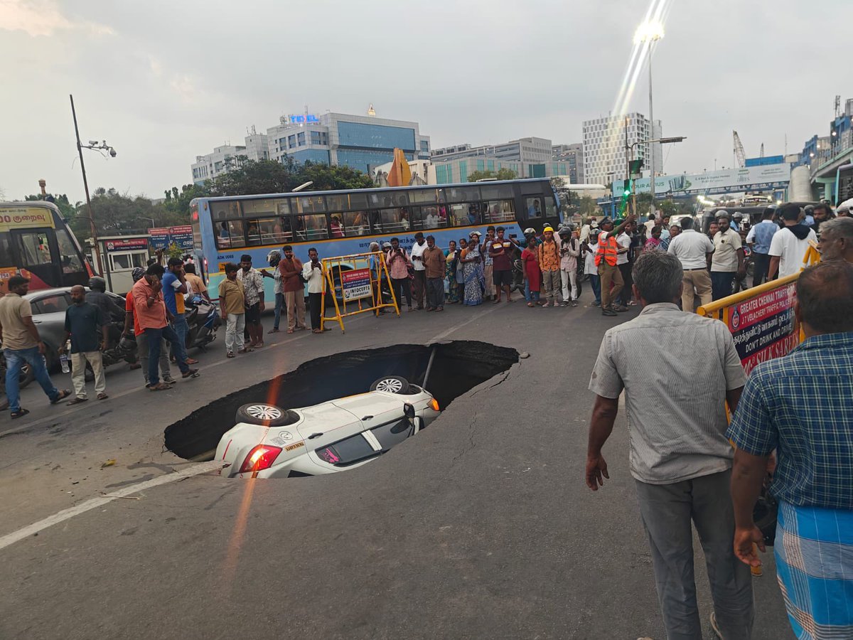 RSSinsider3632's tweet image. 🚨 Shocking incident on OMR, Chennai! A car with 5 passengers fell into an 8-ft deep sinkhole near Taramani yesterday. Sewer line leak suspected. Minor injuries reported, rescue ops successful. 

#ChennaiSinkhole #InfrastructureFail