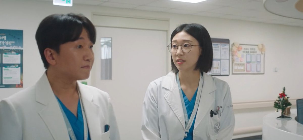 dramateaque's tweet photo. I love observing the OBGY profs &amp; why they resonate w/ their fav juniors.

I think Prof. Seo likes Yiyoung’s sense of responsibility; Prof. Kong Namkyung’s sociability &amp; quickness, Prof. Ryu Sabi’s attention to detail &amp; Prof. Jo Jaeil’s extra mile for patients. #ResidentPlaybook https://t.co/4jRUwciGqd