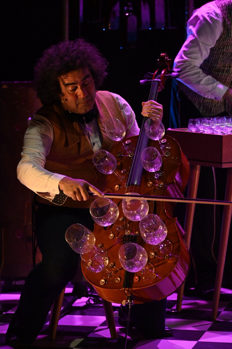 Ad libitum és una expressió llatina que significa ‘al gust de cadascú’.

I de ben segur, els joves espectadors que avui omplien el Teatre Comunal han après el significat d’aquesta i altres expressions musicals com Forte, Piano i tantes altres.

(1/2)