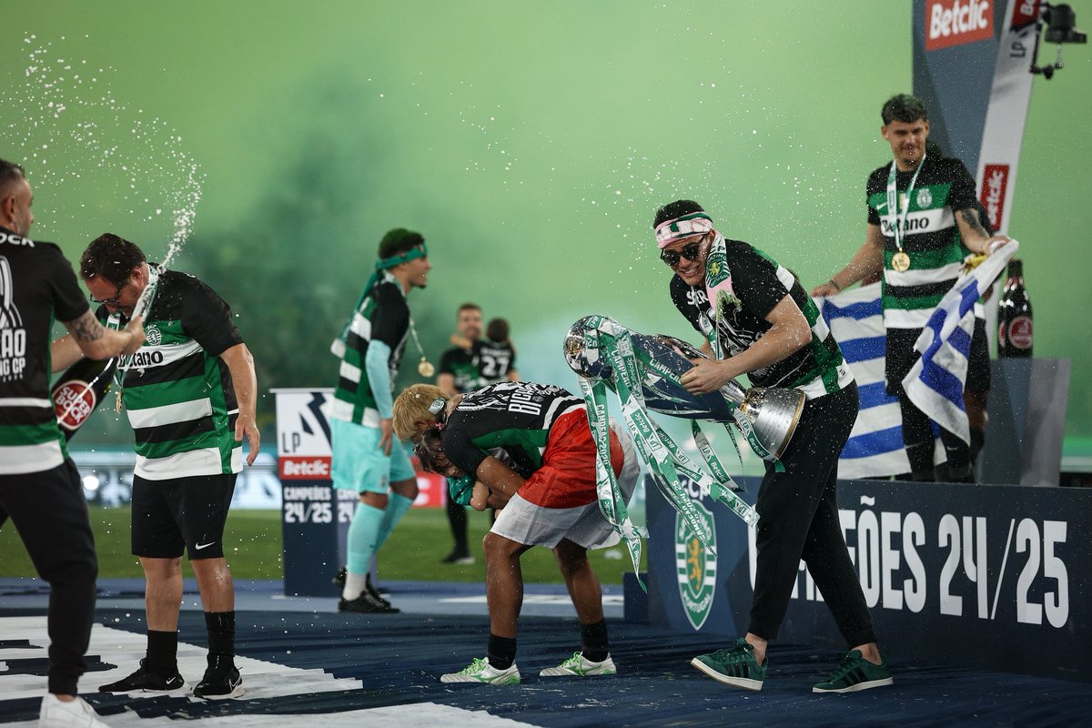 CallaiDiego's tweet image. CAMPEÕES! 💚🦁 

Um ano de muito aprendizado, rodeado de grandes profissionais e crescendo a cada dia. Orgulhoso de fazer parte deste grupo. Não temos limites!