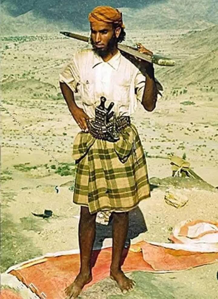 هذه القصيدة قيلت في ﻋﺎﻡ ١٩٦٥م للشاﻋﺮ ﺍﻟﻜﺒﻴﺮ ﺍﺑﻦ ﺷﺒﻮﻩ الشهيد ﻣﺤﻤﺪ ﺻﺎﻟﺢ ﺑﺎﺳﺮﺩﻩ "رحمة الله ﻭﺍﻟﺬﻱ تم اغتياله في ﻋﺎﻡ ١٩٧٢م .
وقد قال فيها : 
ﻓﻲ ﺍﺭﺿﻨﺎ ﻫﺒﺖ ﺭﻳﺎﺡ ﺍﻟﻌﺎﺻﻔﻪ
    ياﻭﻳﻞ ﺻﻨﻌﺎﺀ ﻣﻦ ﺍﻋﺎﺻﻴﺮ ﺍﻟﺮﻳﺎﺡ