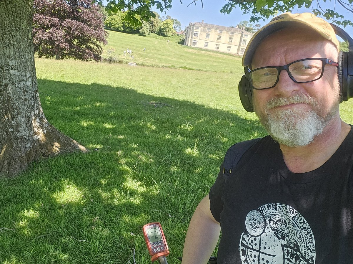 Hot day for adig, but lovely location. If you like the look of the tshirt, check it out here amzn.eu/d/7ZX7vrl

#searcherjon #metaldetecting