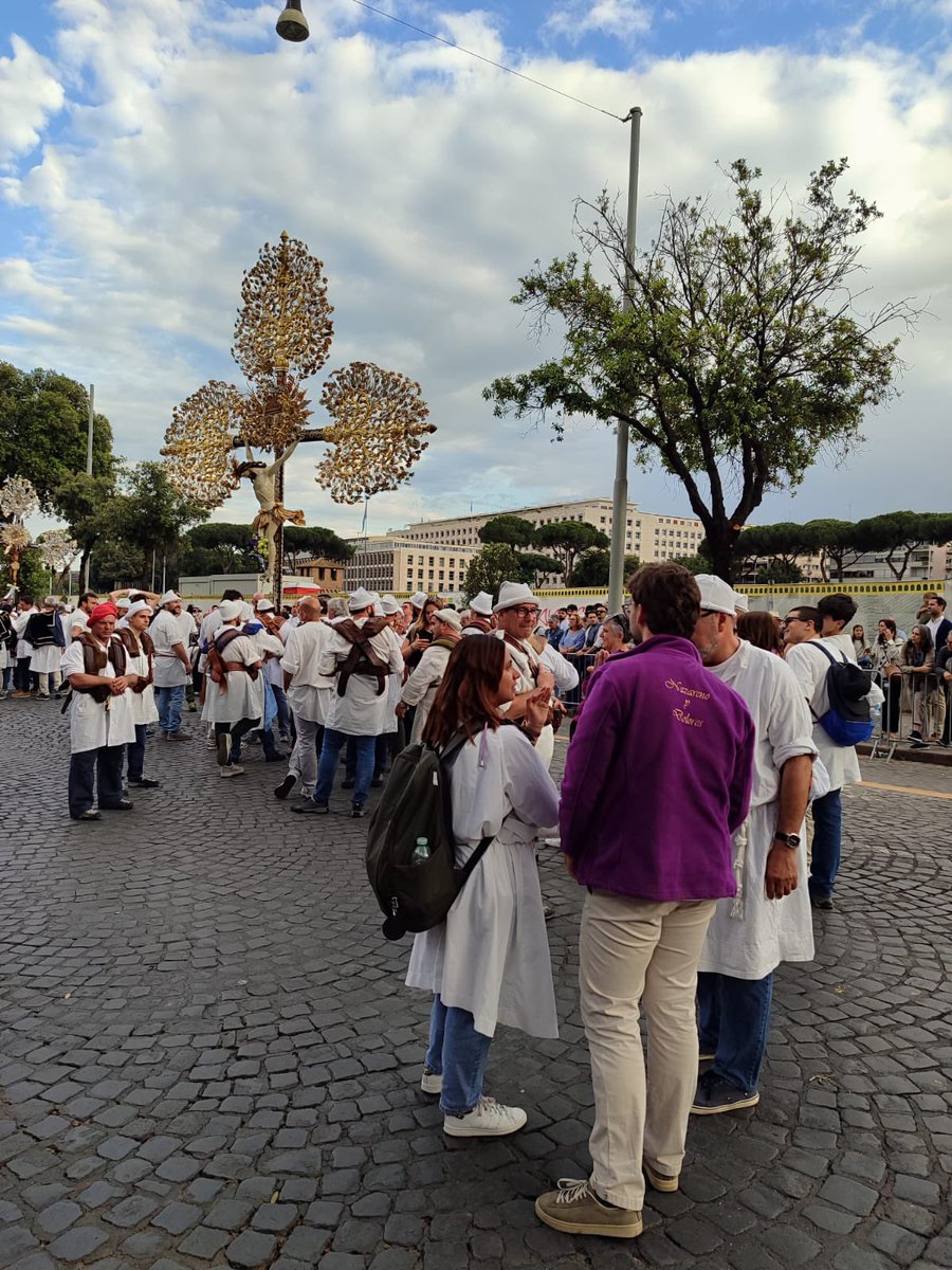 Estuve preguntando a los peregrinos de Génova por su Cristo que procesiona al revés y lo carga un solo hombre. ¿Queréis que os cuente por qué?