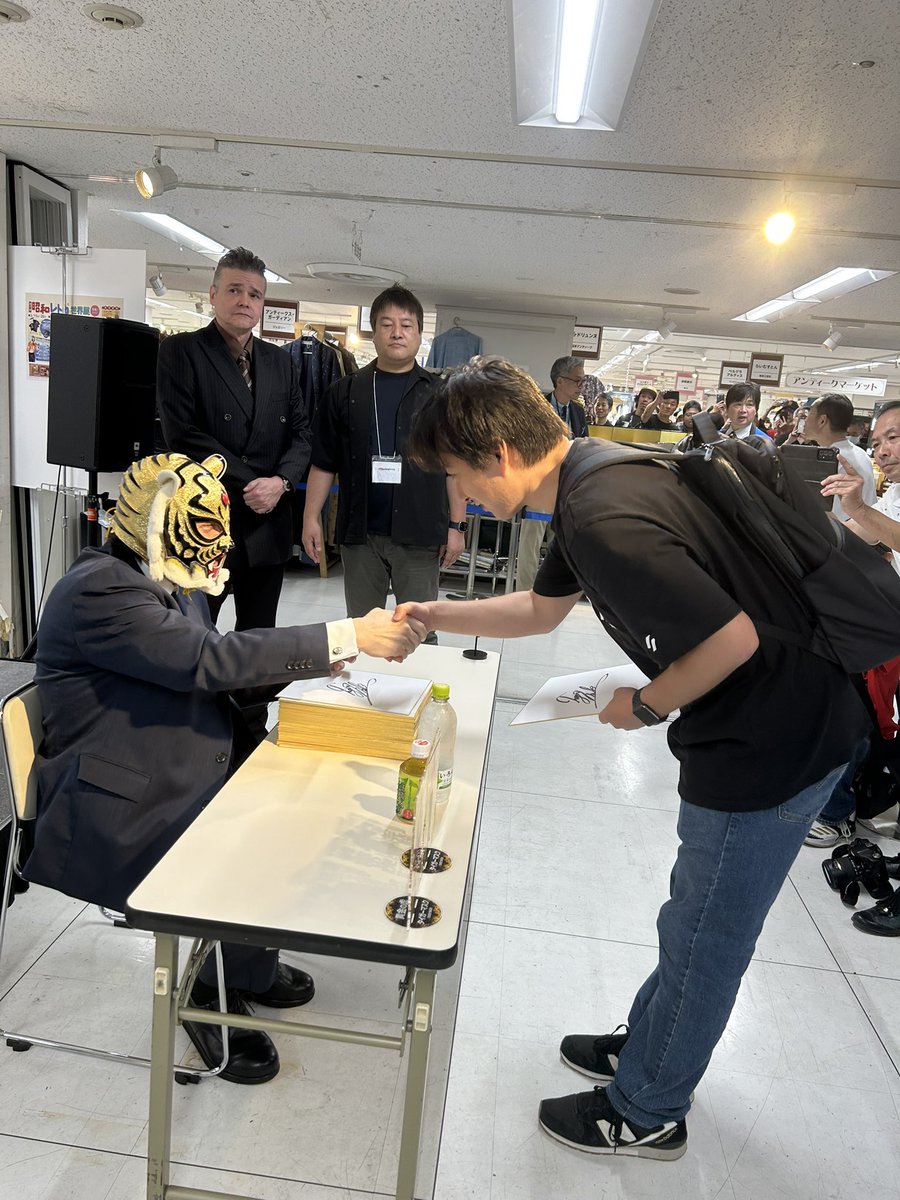初代タイガーマスク 佐山サトル 直筆サイン色紙お渡し会 （東武百貨店