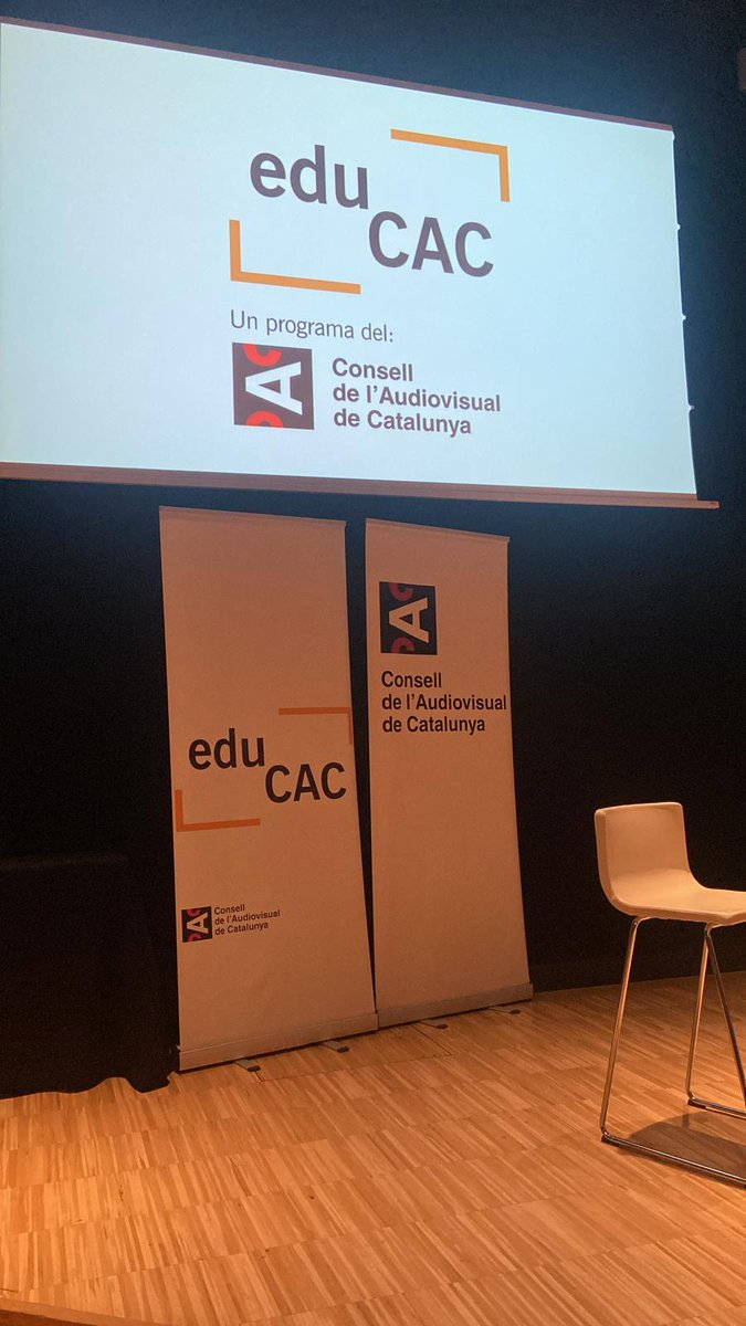 EscSantJordi's tweet photo. QUÈ FEM A L'ESCOLA?
Molt contentes pel segon premi a l'#EduCac  pel programa I tu, què en penses? de Ràdio Sant Jordi.
@educaciocat 
@ajametllamar 
@lacalartv 
#ràdioeducativa 
@elic_ebre
@programaeduCAC
https://t.co/28tH1RXh3w https://t.co/VOL04uy21A