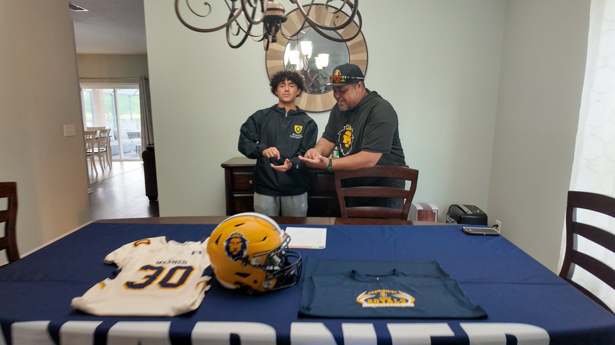 RenfrowJustin's tweet photo. Congratulations @MedinaAdarius 

 #WarnerRoyals #SigningDay #NextLevel #ProudMoment #FutureStar #AthleteSpotlight #RoadToGreatness 
@CoachJoeNieves https://t.co/OGpbrngMpX