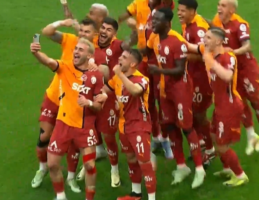 forzacimbom's tweet photo. 🤳 Barış Alper Yılmaz'dan şampiyonluk selfiesi. https://t.co/TGcStnHNxr