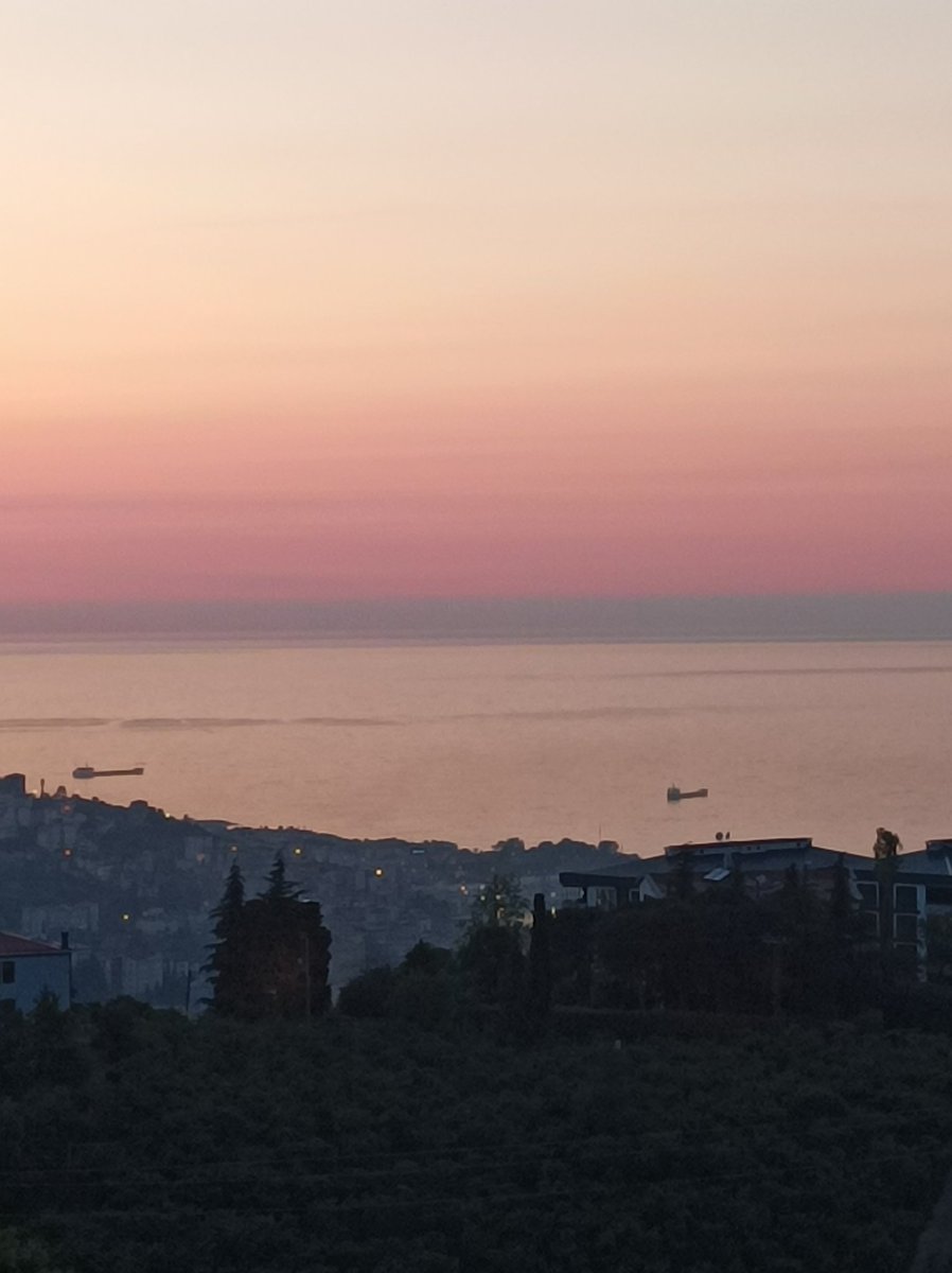 Hicranla yoğruldum, hasretinden yoruldum
Vuslatında yaşamam.
Sözlerin avutur beni, dinleyemem
Dinlenemem ruhunda, gözlerine taşamam.

Ellerin ki yıllarca ötede.
Ellerim; camdan, demirden perdede
Uzansam da tutamam.
Kapılarda kilit, yollarda inzibat
Prangalar var, koşamam.