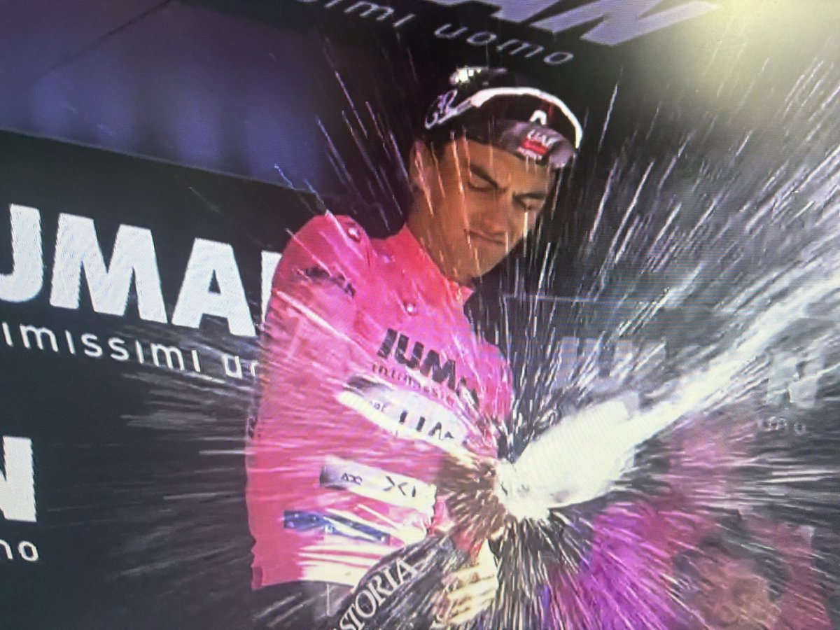 OlimpismoMex's tweet image. ¡POR PRIMERA VEZ EN 116 AÑOS DE HISTORIA UN MEXICANO PORTA LA MAGLIA ROSA DEL GIRO D&apos;ITALIA!

Solo 21 años tiene Isaac del Toro.