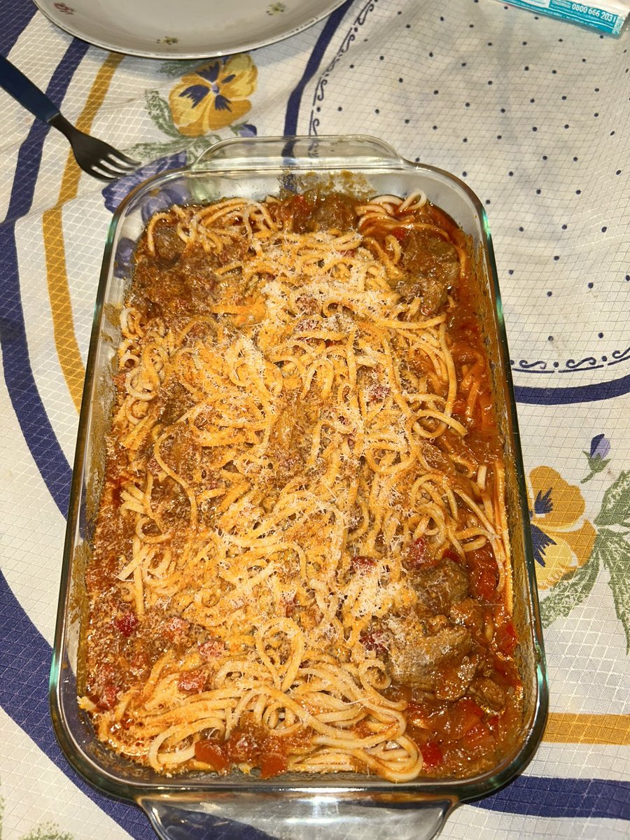 todo problema medianamente honesto siempre fue resuelto a través de una fuente de fideos con tuco