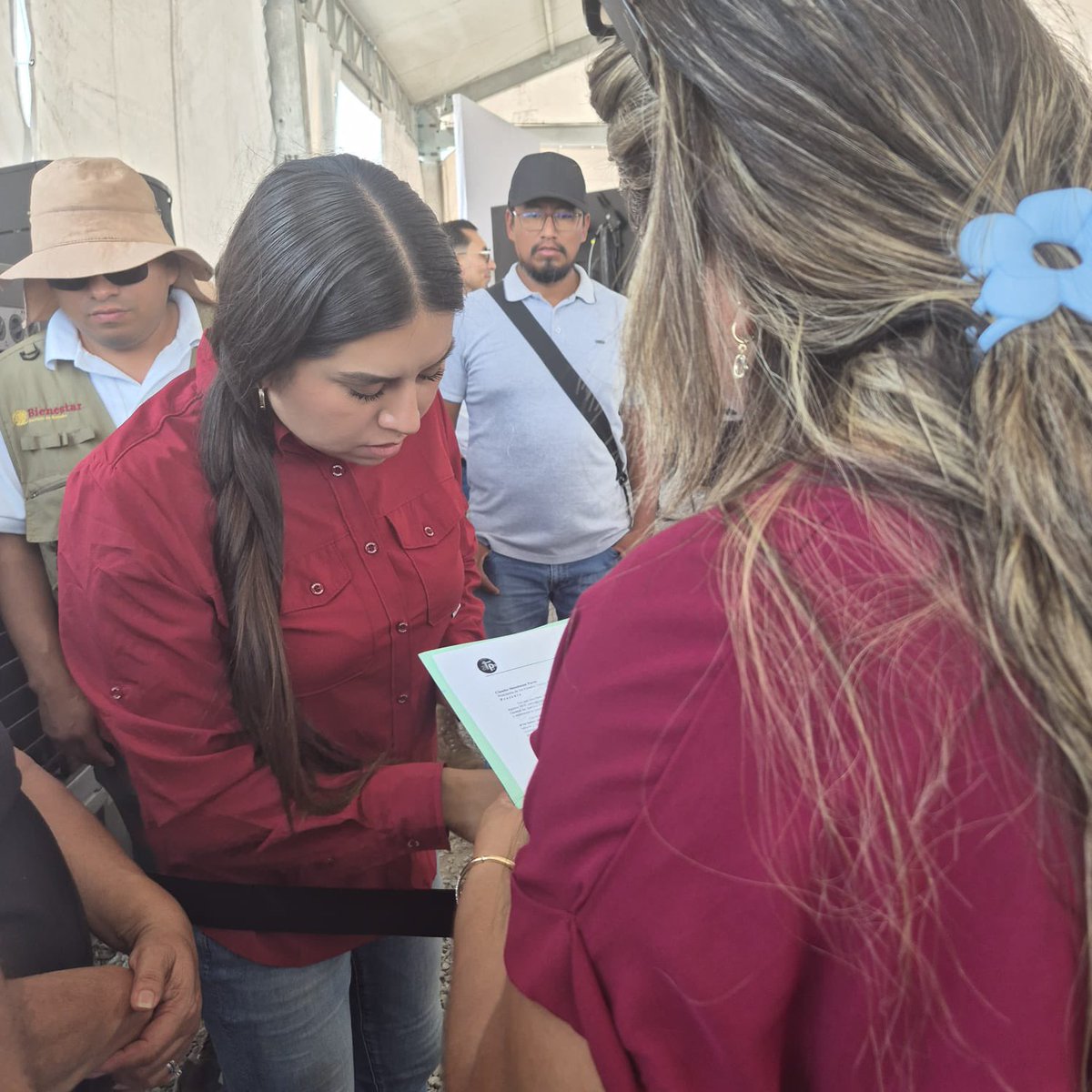 ATPsMx's tweet photo. Compañeros ATPs de Coahuila abordaron a la presidenta @Claudiashein y le entregaron un informe de nuestras afectaciones.
Somos ATPs POR PROMOCIÓN, NO tenemos clave, NO somos de reconocimiento, NO somos comisionados. ¡Pedimos muestra Clave como ATP! https://t.co/6RvEiBSy9I