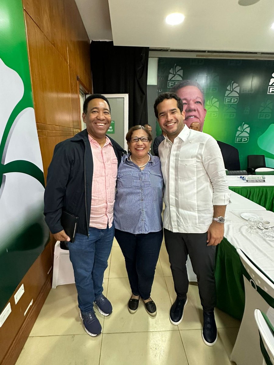 NicolasCaldeG's tweet photo. Mi estimada Juana Sánchez, con quien hemos compartido tantas batallas y vivencias en la política. Siempre ha sido una mujer afable y de un trato deferente con todos los que la rodean. Ella me ha expresado en múltiples ocasiones el orgullo que siente al ver a @OmarLFernandez crecer como hombre, y ahora, de la mano de su padre, @LeonelFernandez, en el gigante político en el que se está convirtiendo.

Que Dios siga bendiciéndolo y guiándolo por caminos de éxito y rectitud.

#FuerzaDelPueblo #JuanaSánchez #OmarFernández #LeonelFernández #PolíticaConValores #CrecimientoYProsperidad