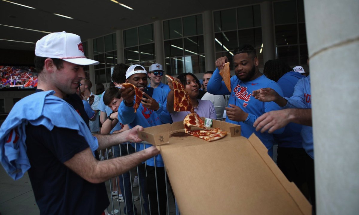 Meant to post this picture as well! Man of the people <a href="/kyle_wakefield5/">Kyle Wakefield</a> 

 open.spotify.com/show/0yB6wQ2up…