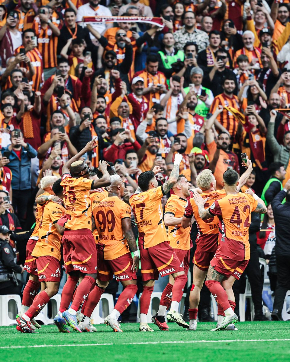 Galatasaraylı futbolcular, Barış Alper Yılmaz'ın golü sonrası selfie yaptı.
