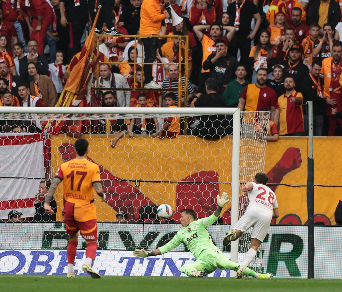demarkesports's tweet photo. "Son anda Muslera" https://t.co/htz1ltjOIC
