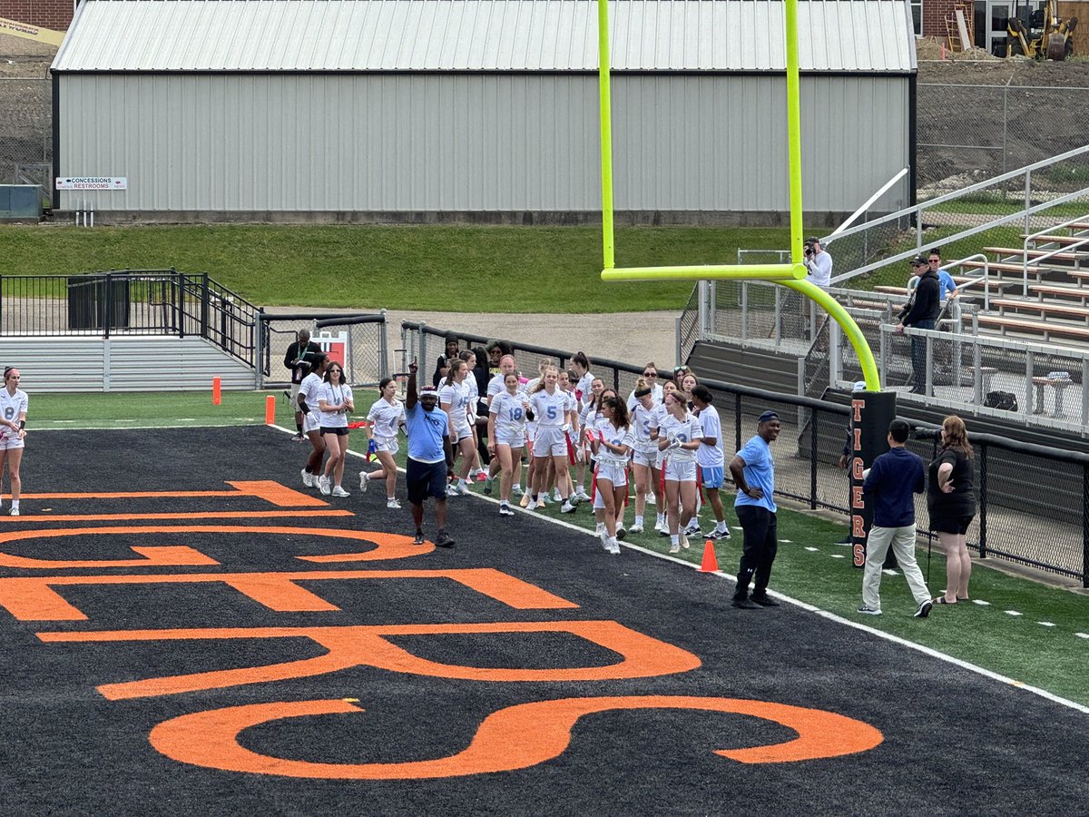 Cougars win! Final score 🏈

MND - 39
Massillon - 7

They advance to the semi-final and will take on the winner of Badin and Berkshire. #GoCougars