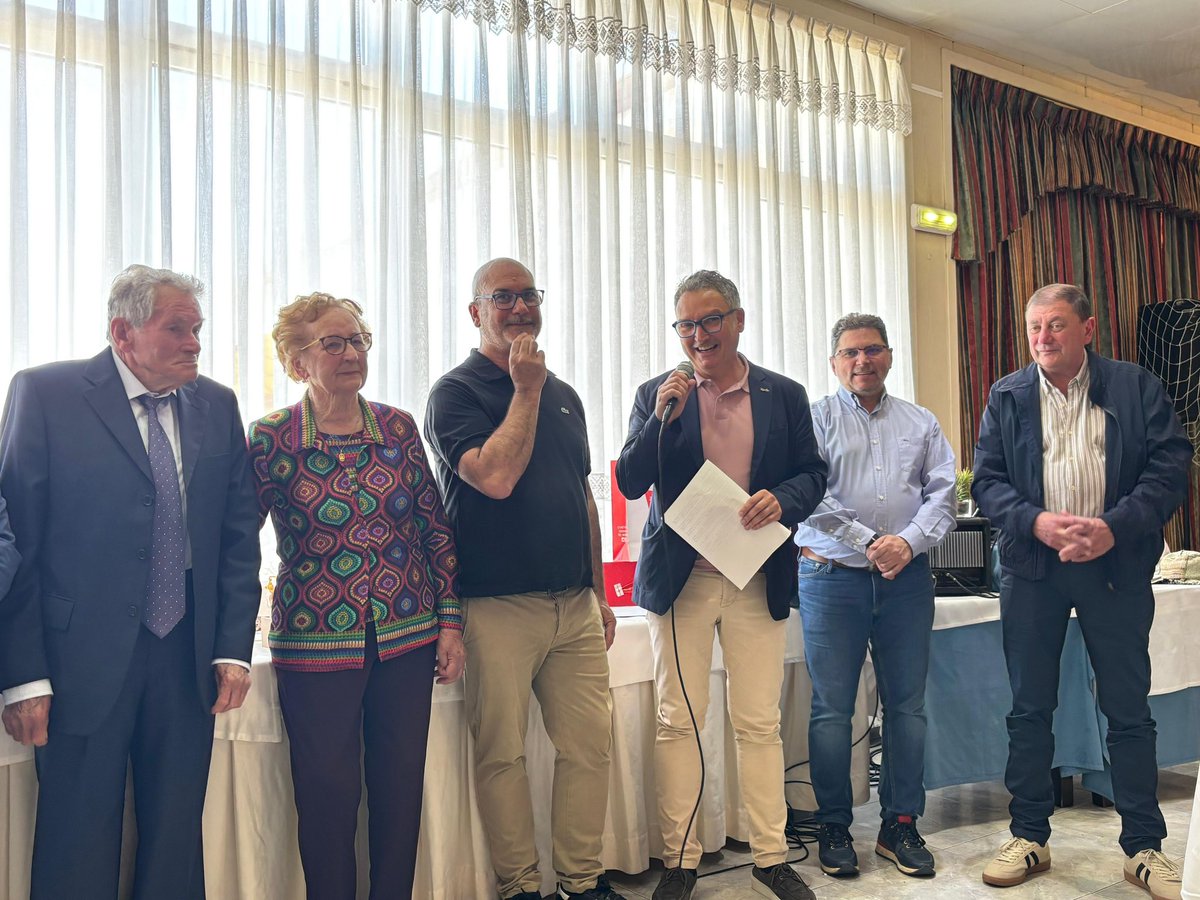 FOROGijon's tweet photo. 📸 @GilVilloria asistió a la comida homenaje a los mayores de Granda, donde este año se reconoció la trayectoria y el cariño de toda la parroquia hacia Samuel y Carmina. https://t.co/yfxBeD1P1z