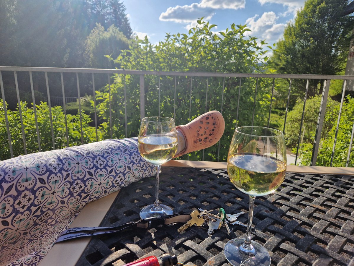 Stillleben zum Thema Feierabend auf der Terrasse. 😃 Alle Gäste sind versorgt und wir entsprechend platt. 

Liebe Grüße aus Triberg und einen erholsamen Abend für Euch! 🤗🍷💫