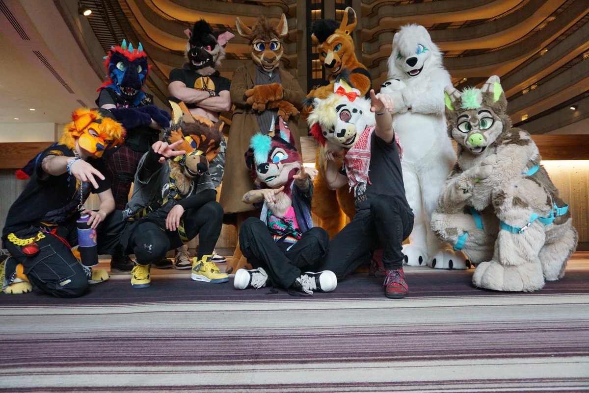 FWA FURSUIT FAM! 
I had such an amazing con and it was seriously so awesome seeing everyone come together for a big family photoshoot! 
📸: Apollo☕️
🏷️👇🏼