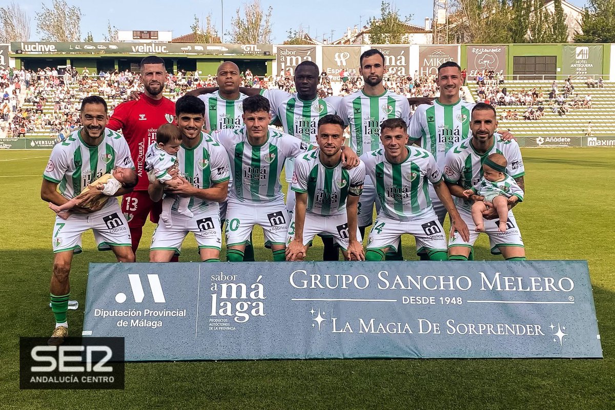 LaPenaDeportiva's tweet photo. 𝐑𝐮𝐛𝐢𝐨 𝐲 𝐄𝐥𝐞𝐣𝐚𝐥𝐝𝐞 𝐜𝐞𝐫𝐭𝐢𝐟𝐢𝐜𝐚𝐧 𝐮𝐧 𝐩𝐥𝐚𝐲𝐨𝐟𝐟 𝐡𝐢𝐬𝐭𝐨́𝐫𝐢𝐜𝐨

✅ El @AntequeraCF disputará el playoff de ascenso a Segunda División tras batir al @RBetisCantera (4-2) gracias a los goles de @Rubiooo00 (3) y @elejalde_11.

📸: @SER_Antequera https://t.co/oS9lb83QRL